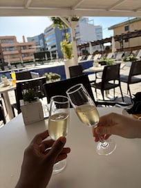 Champagne au buffet du matin