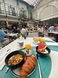 Frukost med extra allt. Moet och chokladfontän