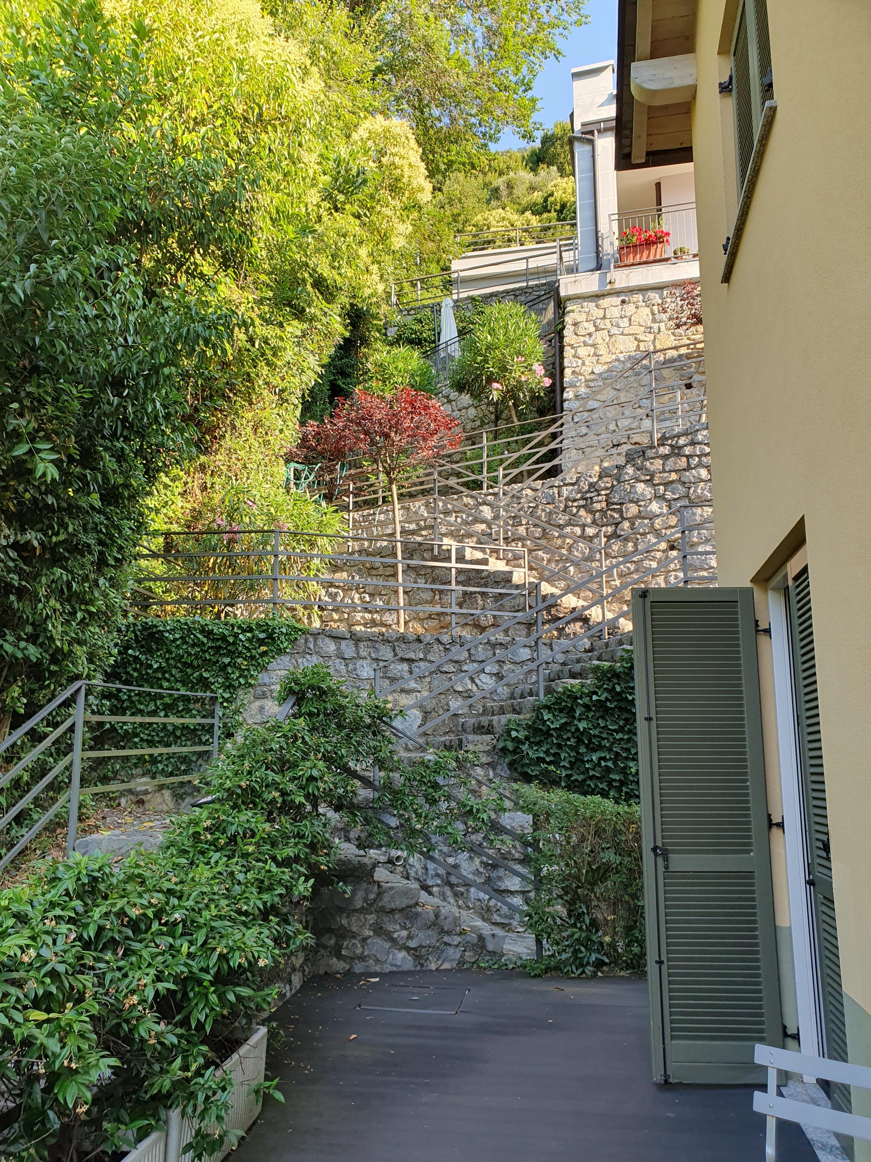 Ausblick von Terrasse auf die Apartmentanlage