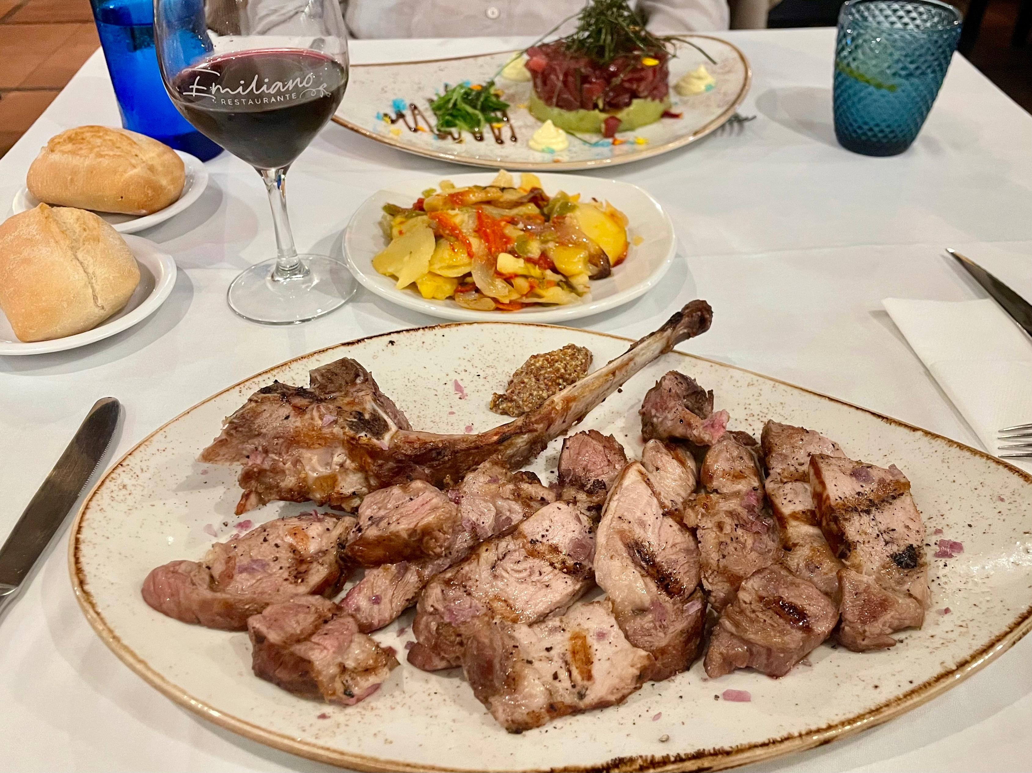 Tomahawk de cerdo
Tartare de thon sur un lit d’avocat