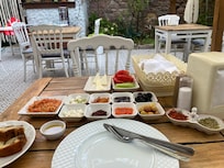 Çeşit dolu kahvaltı