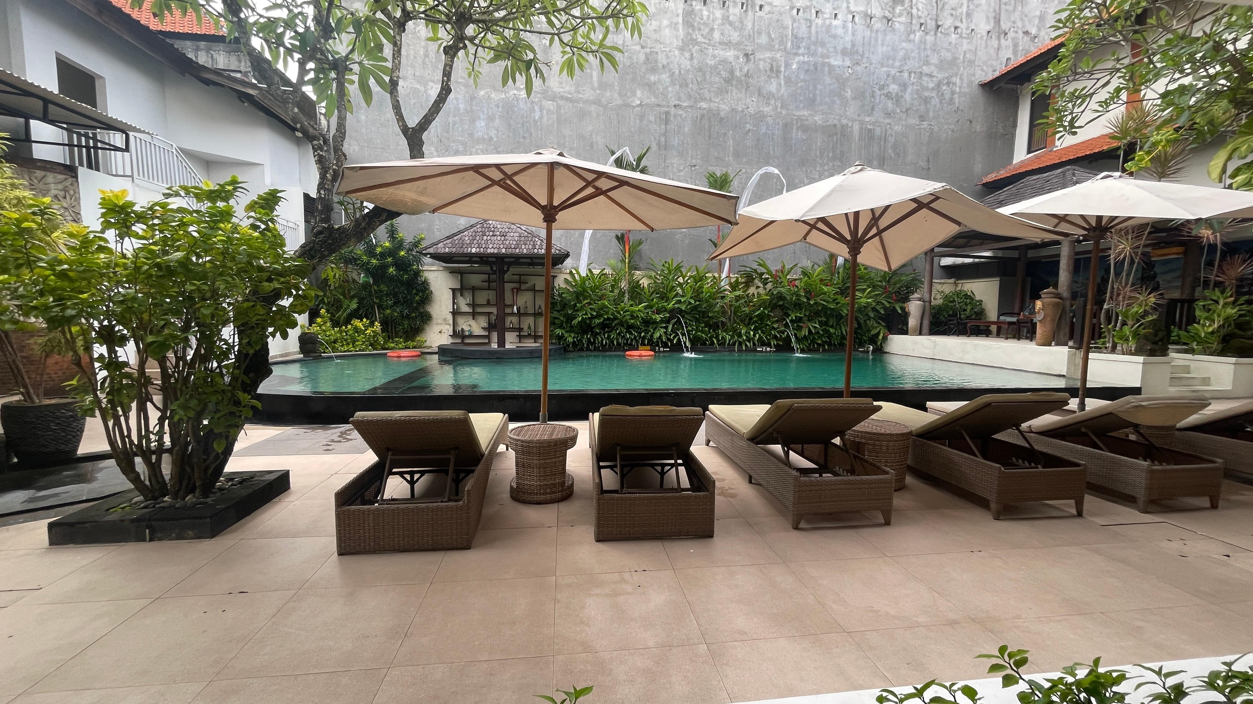 Pool sehr schön, nur die Wand müsste ein Wandbild bekommen 