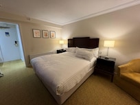 Superb bed and sumptuous pillows.