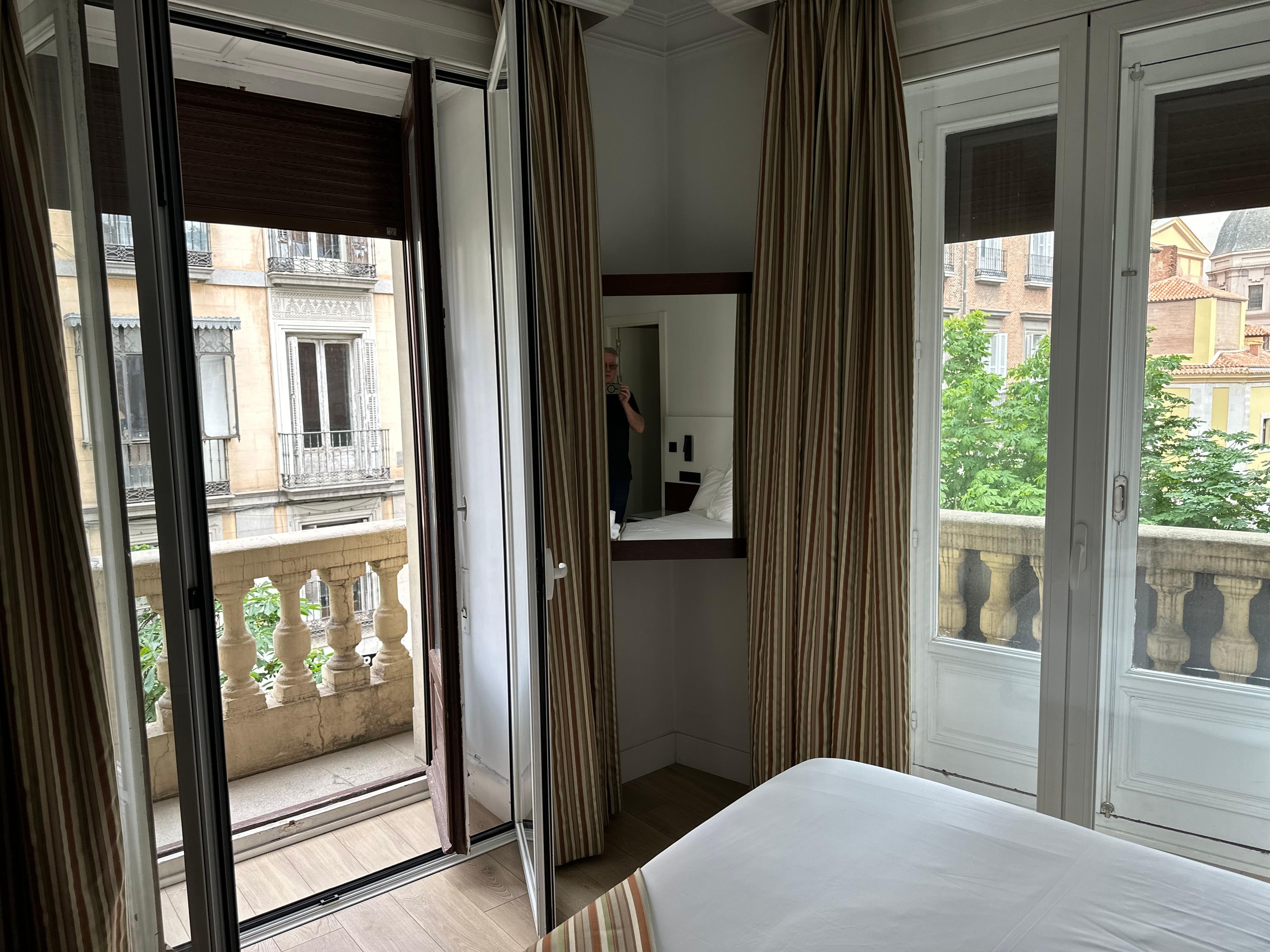 Great location and room with a dual balcony 
