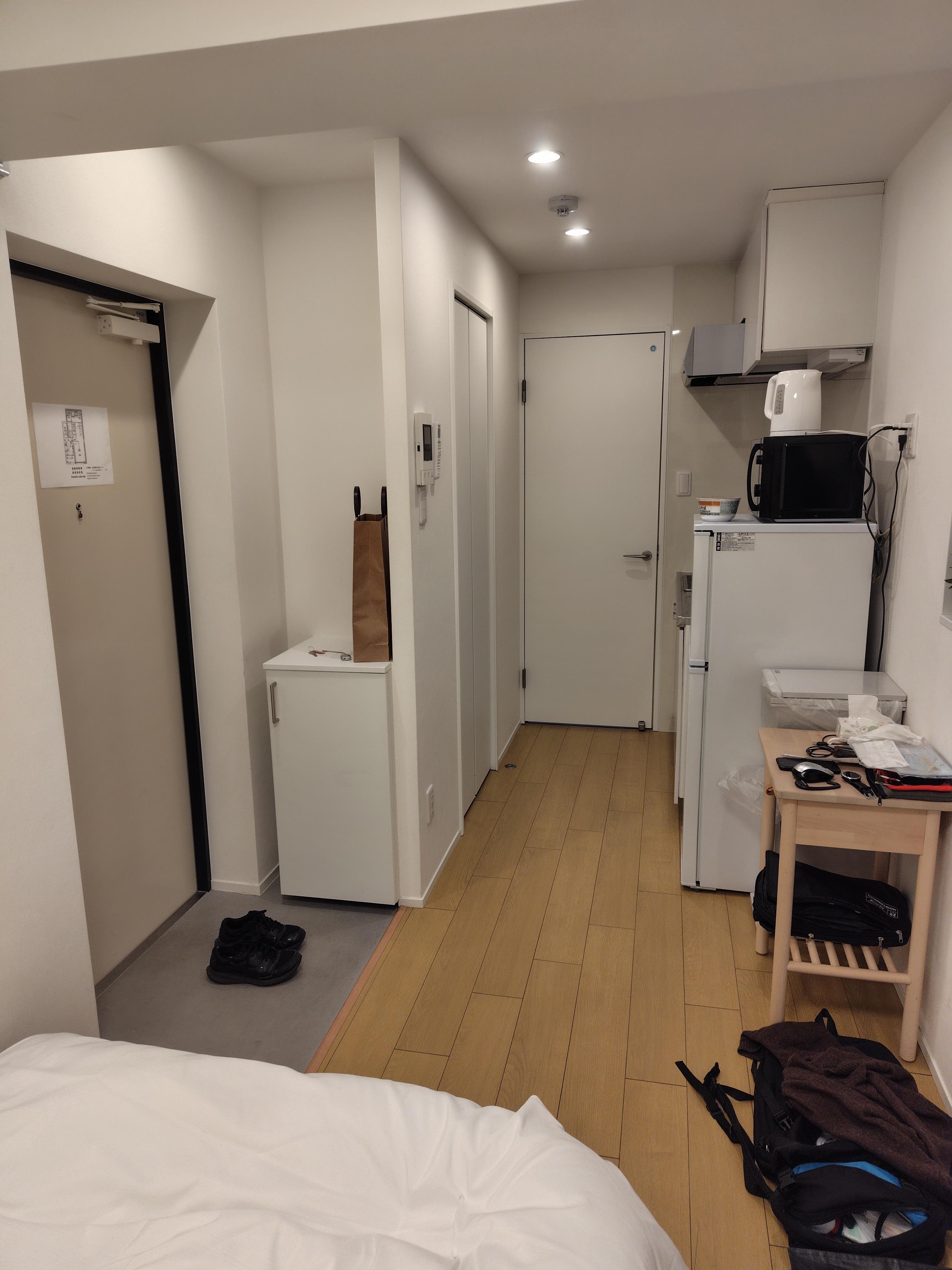 冷蔵庫は大きめ。皿と茶碗、箸はあったが、鍋、包丁等の調理器具はない。