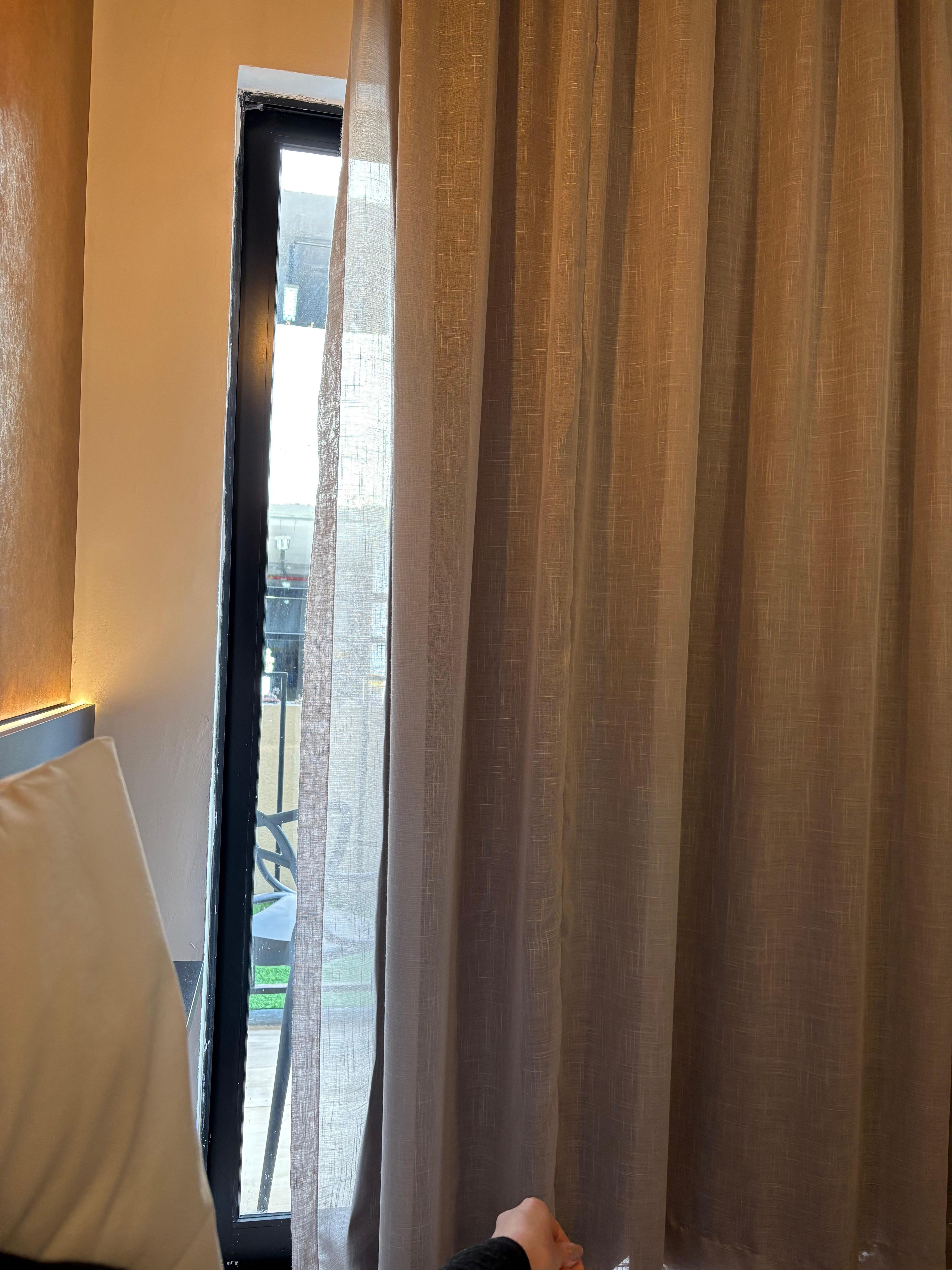 A cortina nao chega ate a parede permitindo ser visto do lado de fora