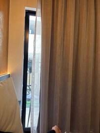 A cortina nao chega ate a parede permitindo ser visto do lado de fora