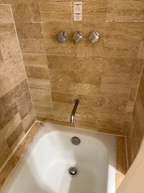 Las llaves de la regadera no servían muy bien y se iba el agua caliente.