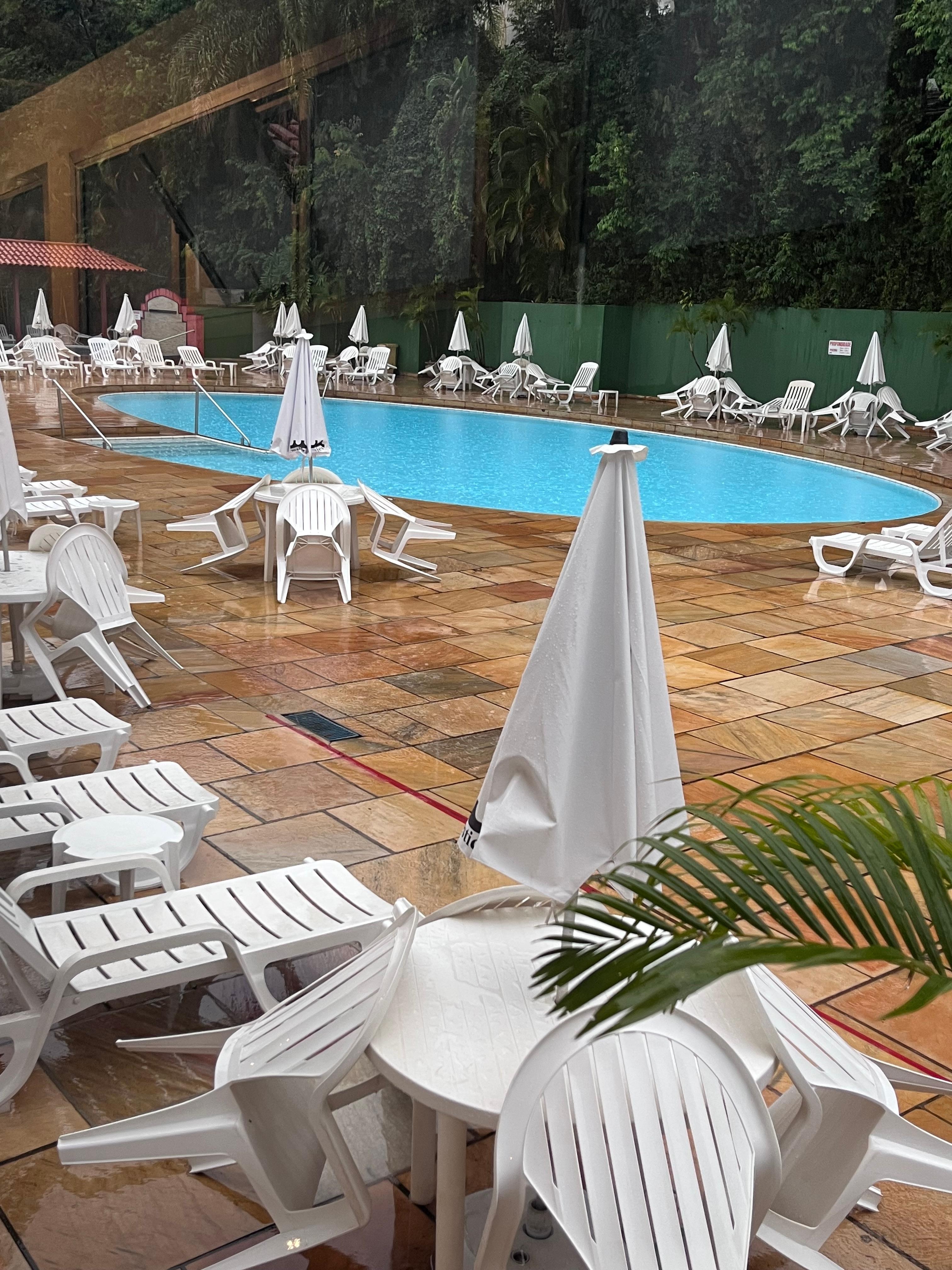 Piscina num dia nublado 