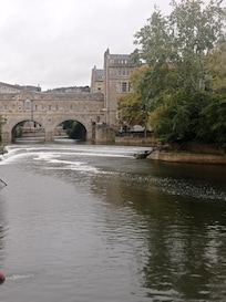Le pont au dessus de l'Avon qui rappelle en moins prestigieux celui de Florence