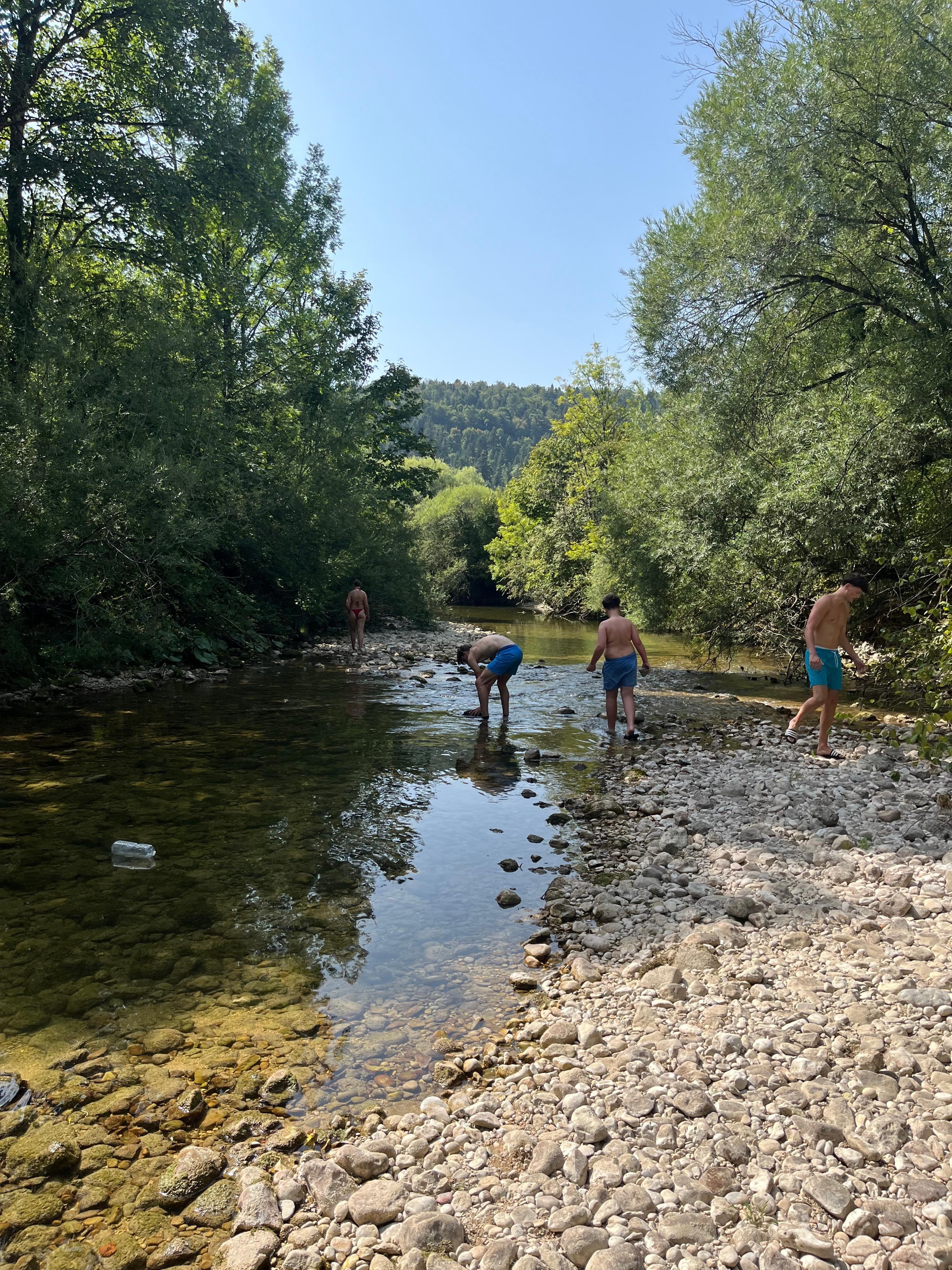 Een beekje in Syam, dammetjes bouwen