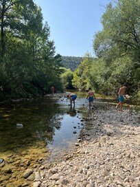 Een beekje in Syam, dammetjes bouwen