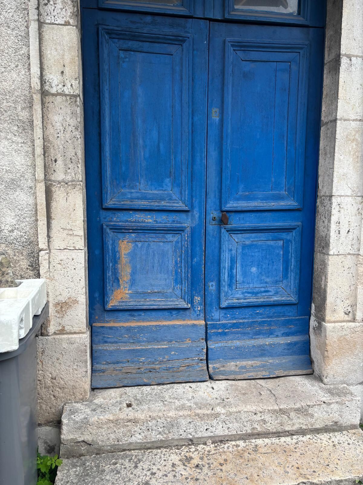 the door to enter the building, it can not be locked. Some paint would help