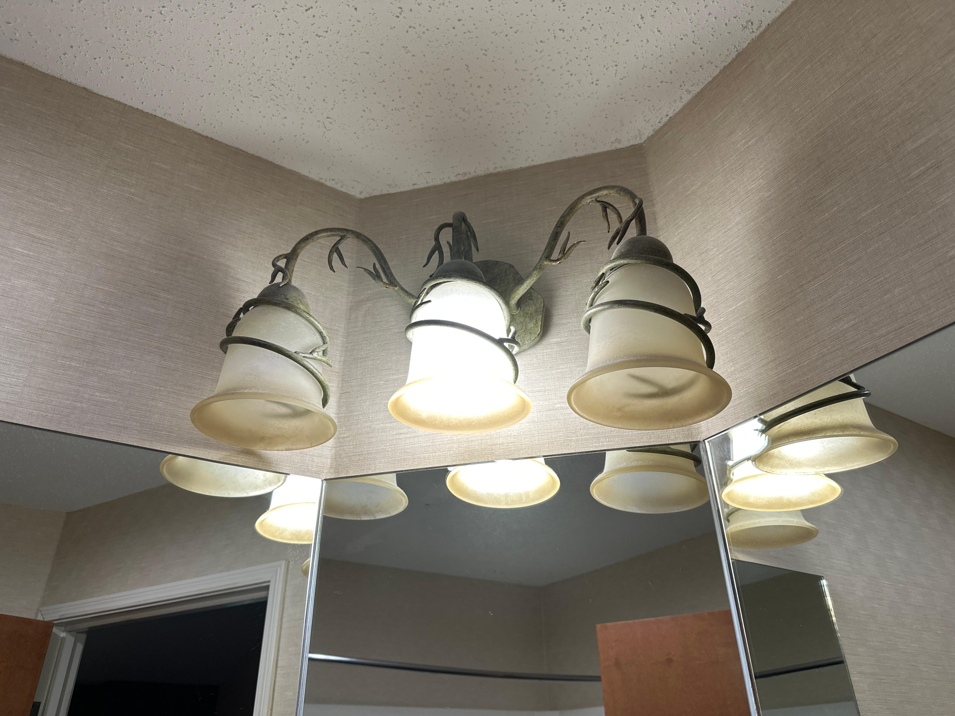 Only one bulb working and it flashed like a disco. 