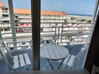 Royal Tower Efficiency
Overlooking poolside
and ocean to right