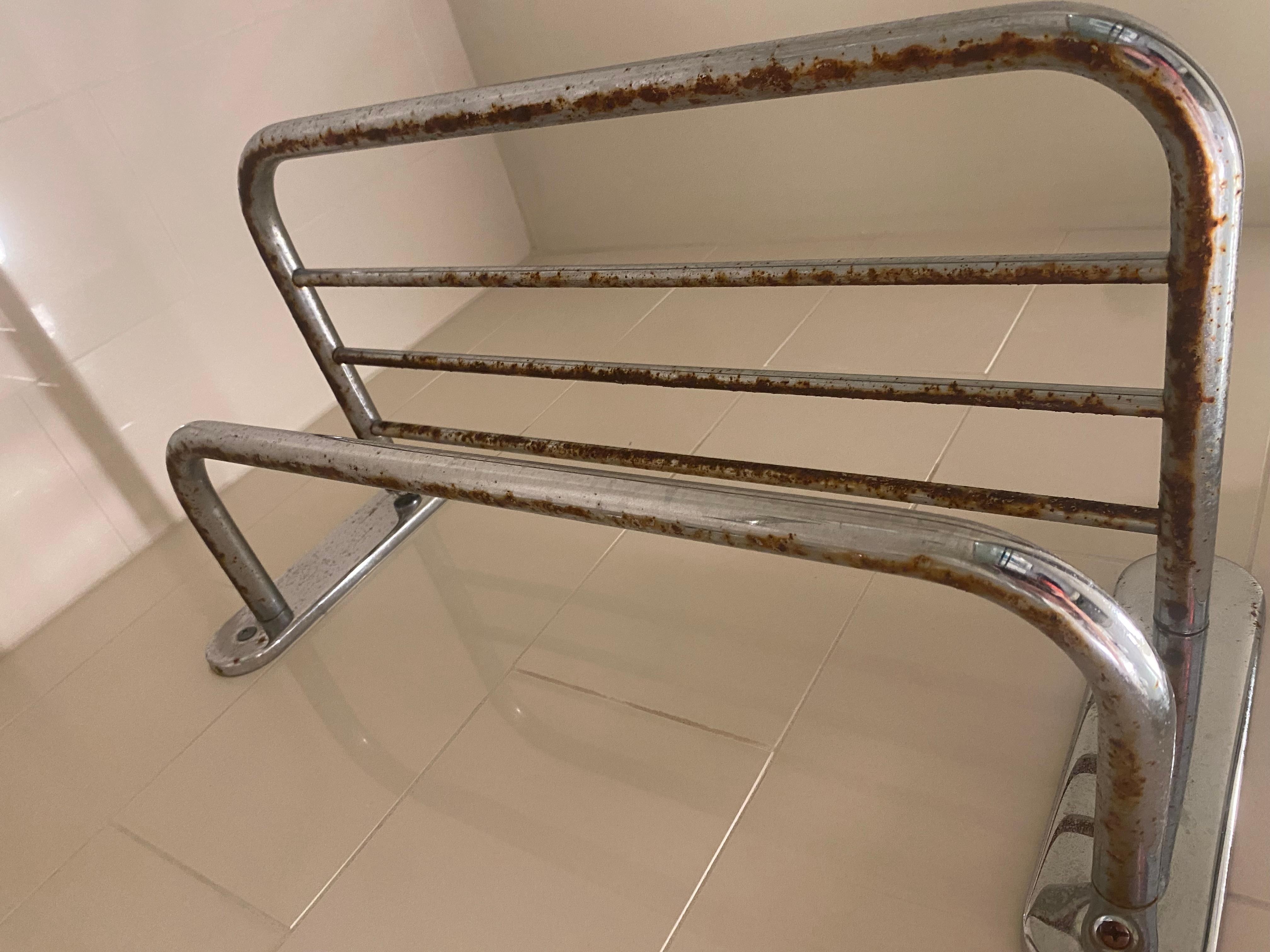 Washcloth rack that’s all rusty and gross