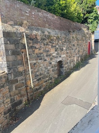 Vue sur un mur et une petite ruelle