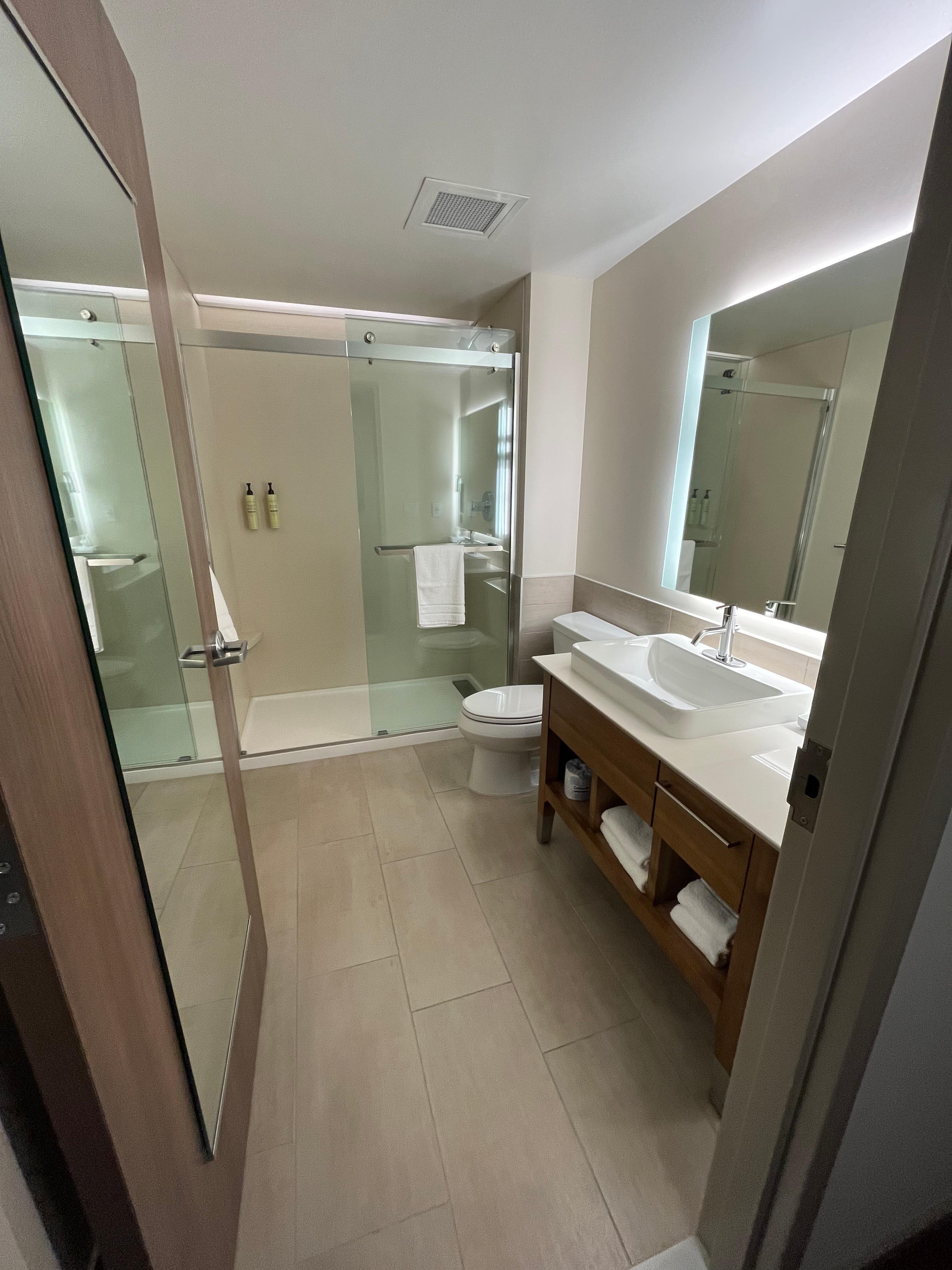 Room 418 bathroom