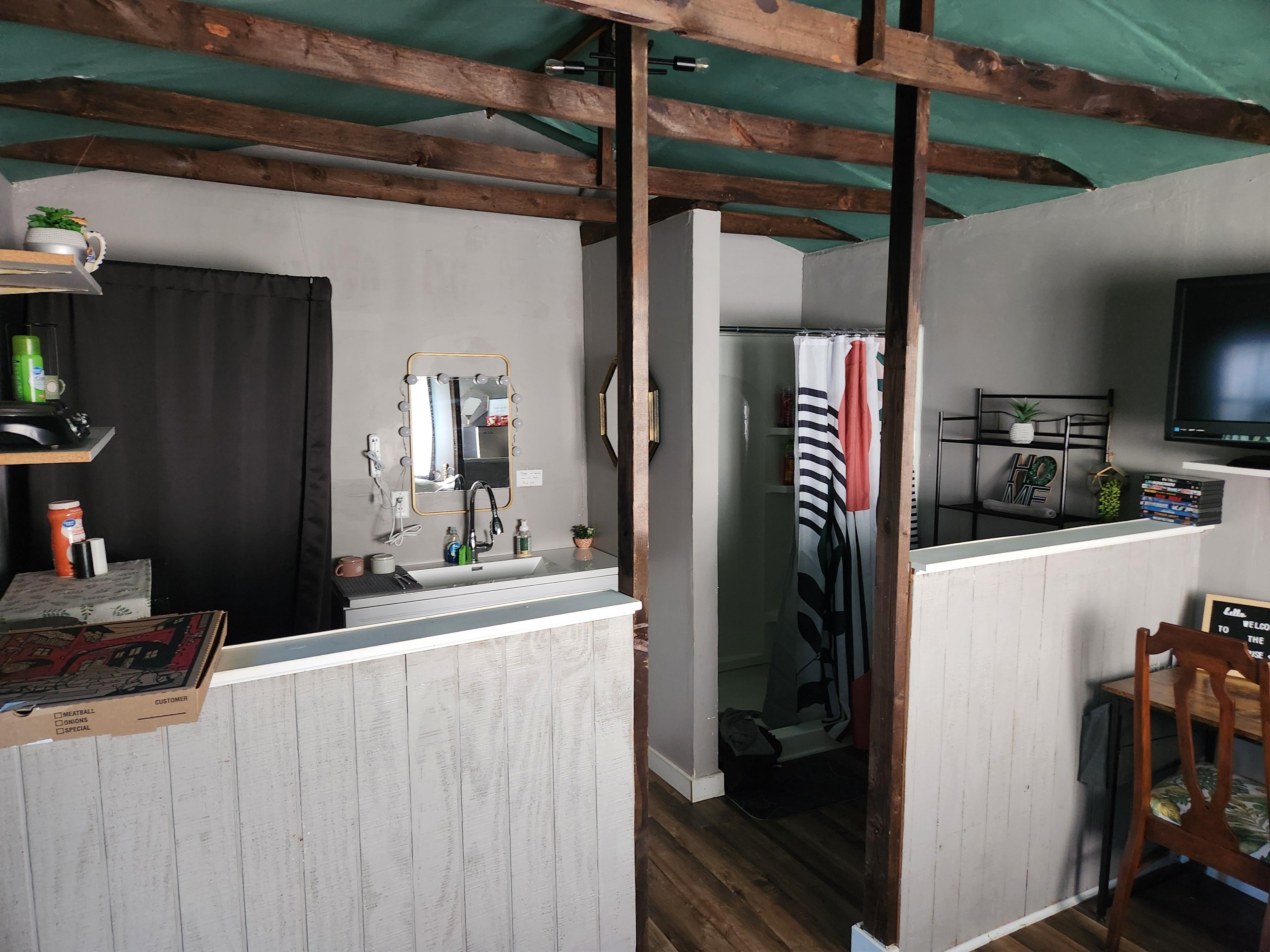 Bathroom/kitchen area