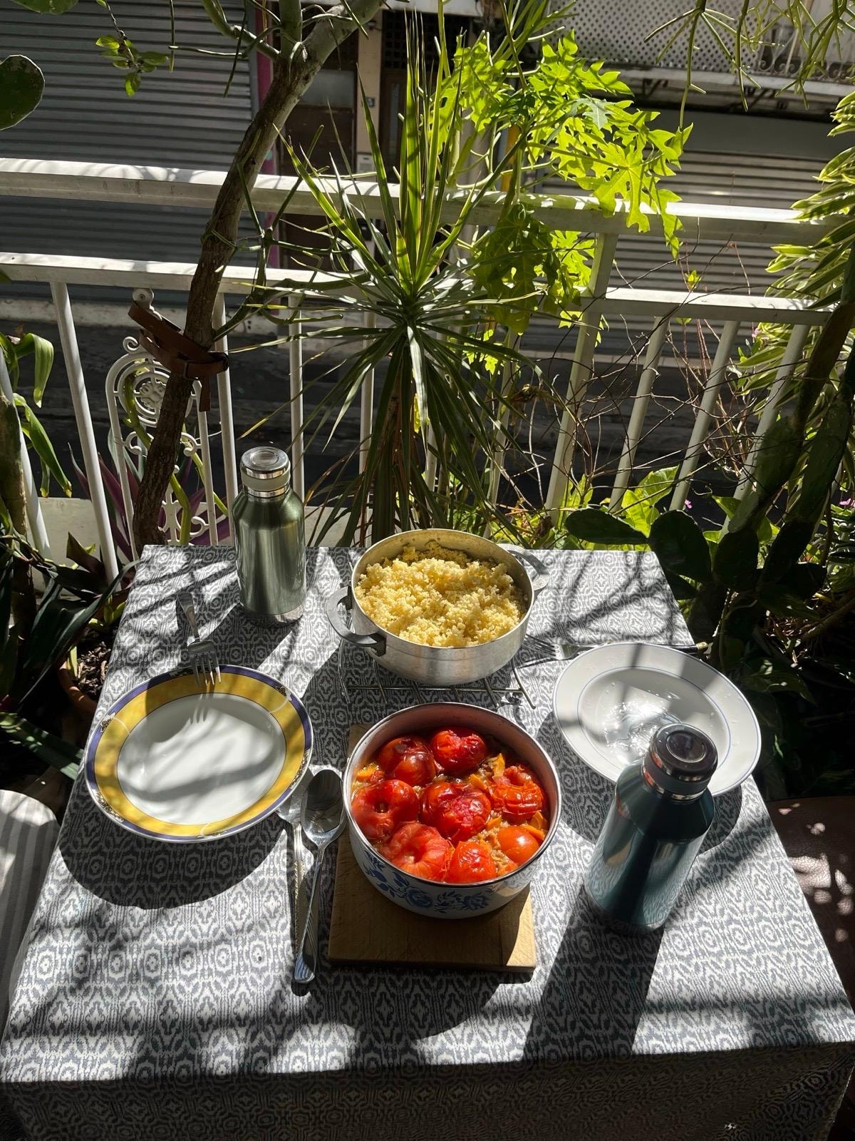 Balkon mit in der Gemeinschaftsküche zubereitetem Essen
