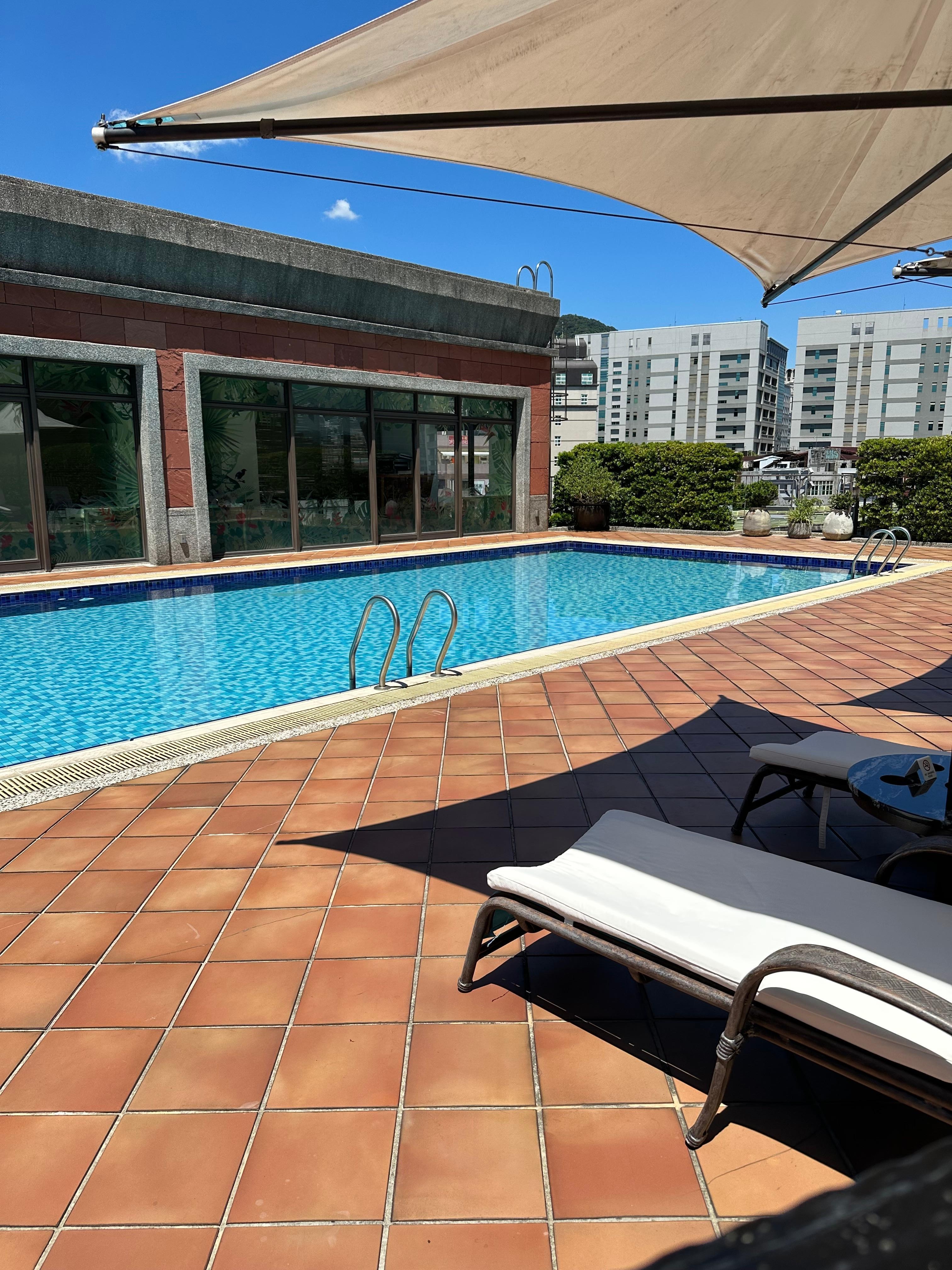 プールも時間帯があれば無料で入れる。