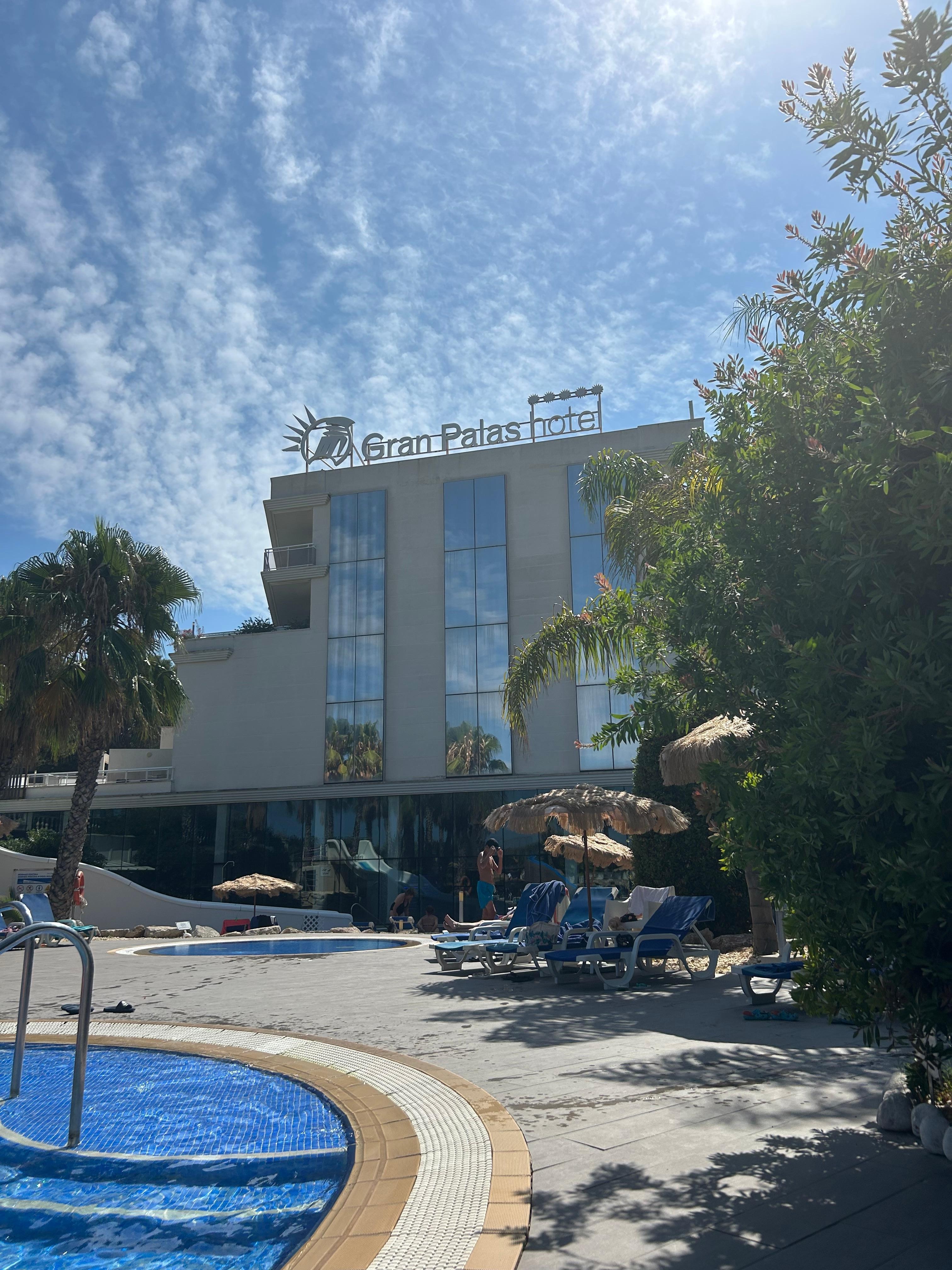 Hotellet og bassengområdet 