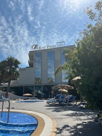 Hotellet og bassengområdet