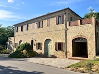 Accommodatie vanuit de straatzijde. Links van de groene deur is het appartement waar wij (beneden) verbleven.