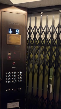 Gammal charmig hiss som tydligen var väldens snabbaste när den installerades 1913. Föredrog trapporna :)