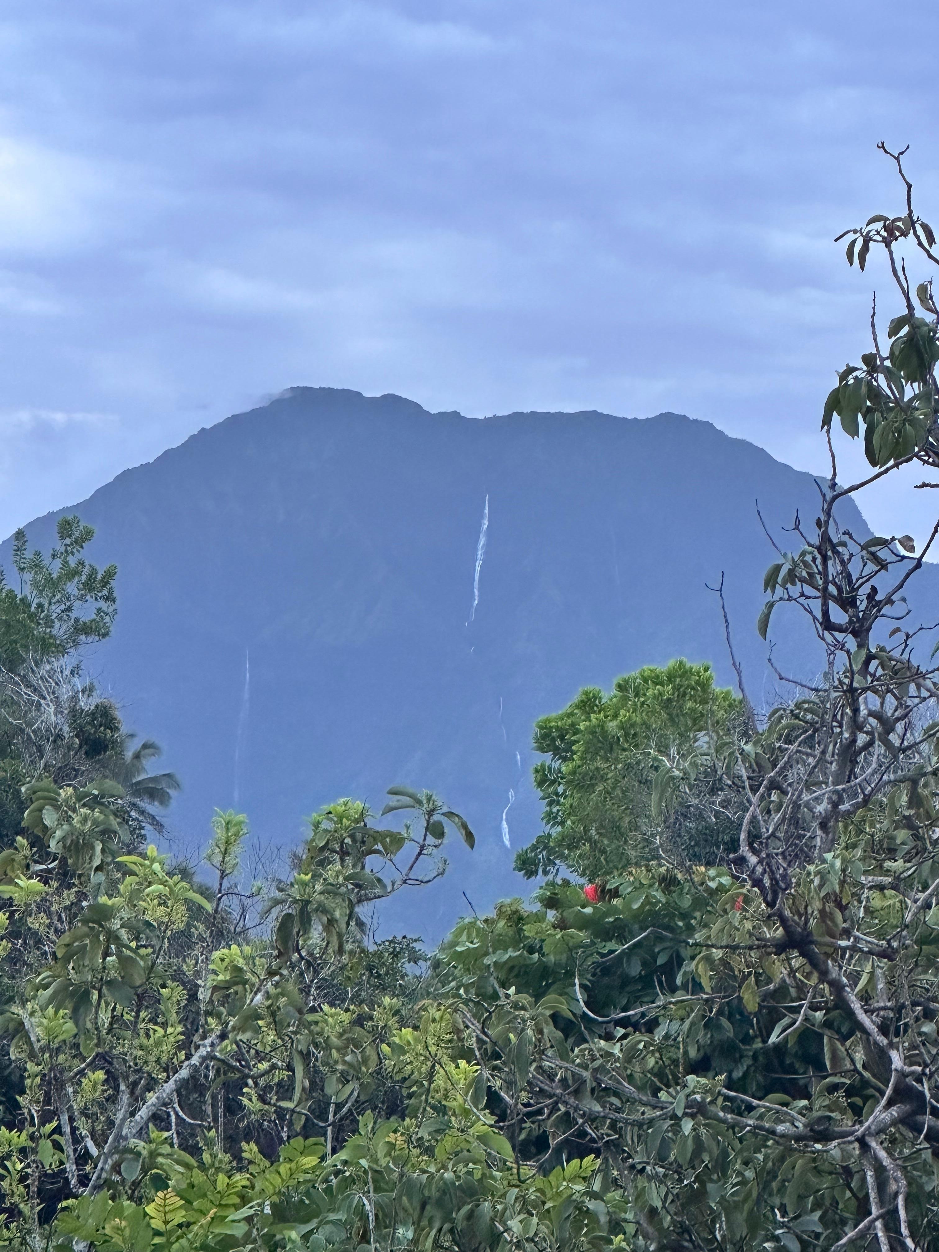 We could see the waterfalls after the rain from the balcony. 
