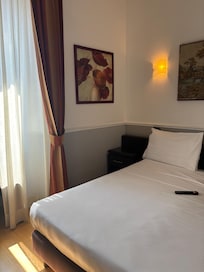 Las cortinas desteñidas, habitaciones básica.