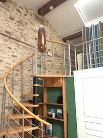 Escalier menant à la chambre et la terrasse