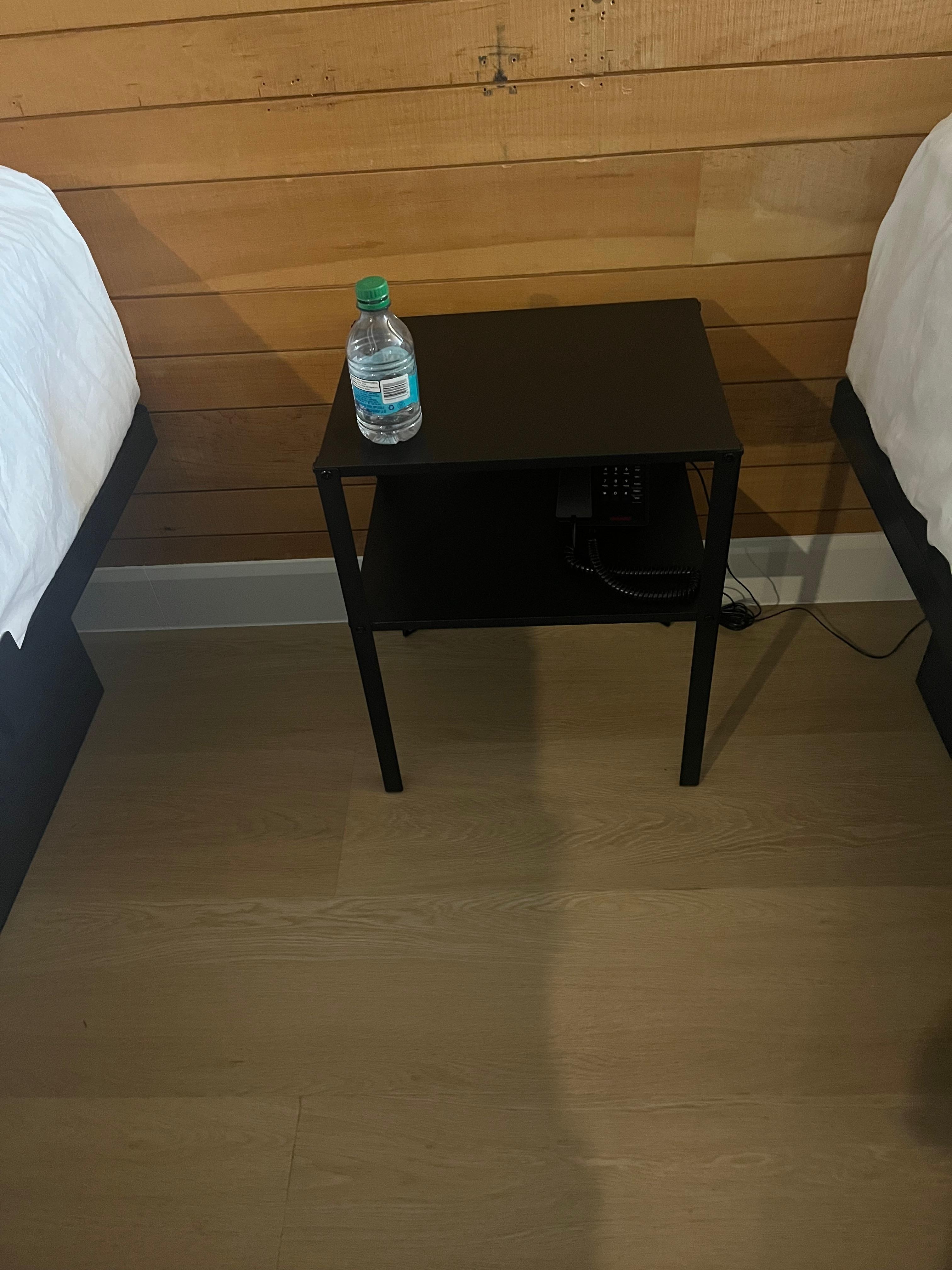 Table de nuit en tôle