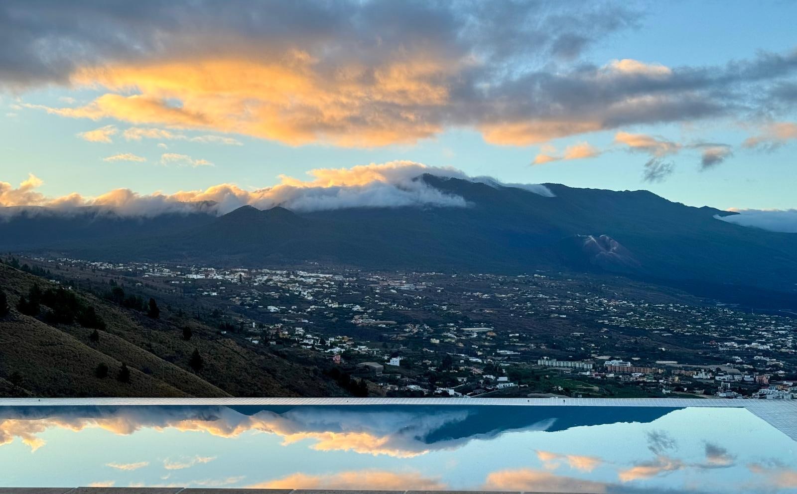 Blick auf Los Llanos und dem neuen Vulkan