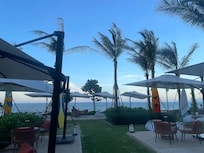 夕景のプールから見るビーチ。