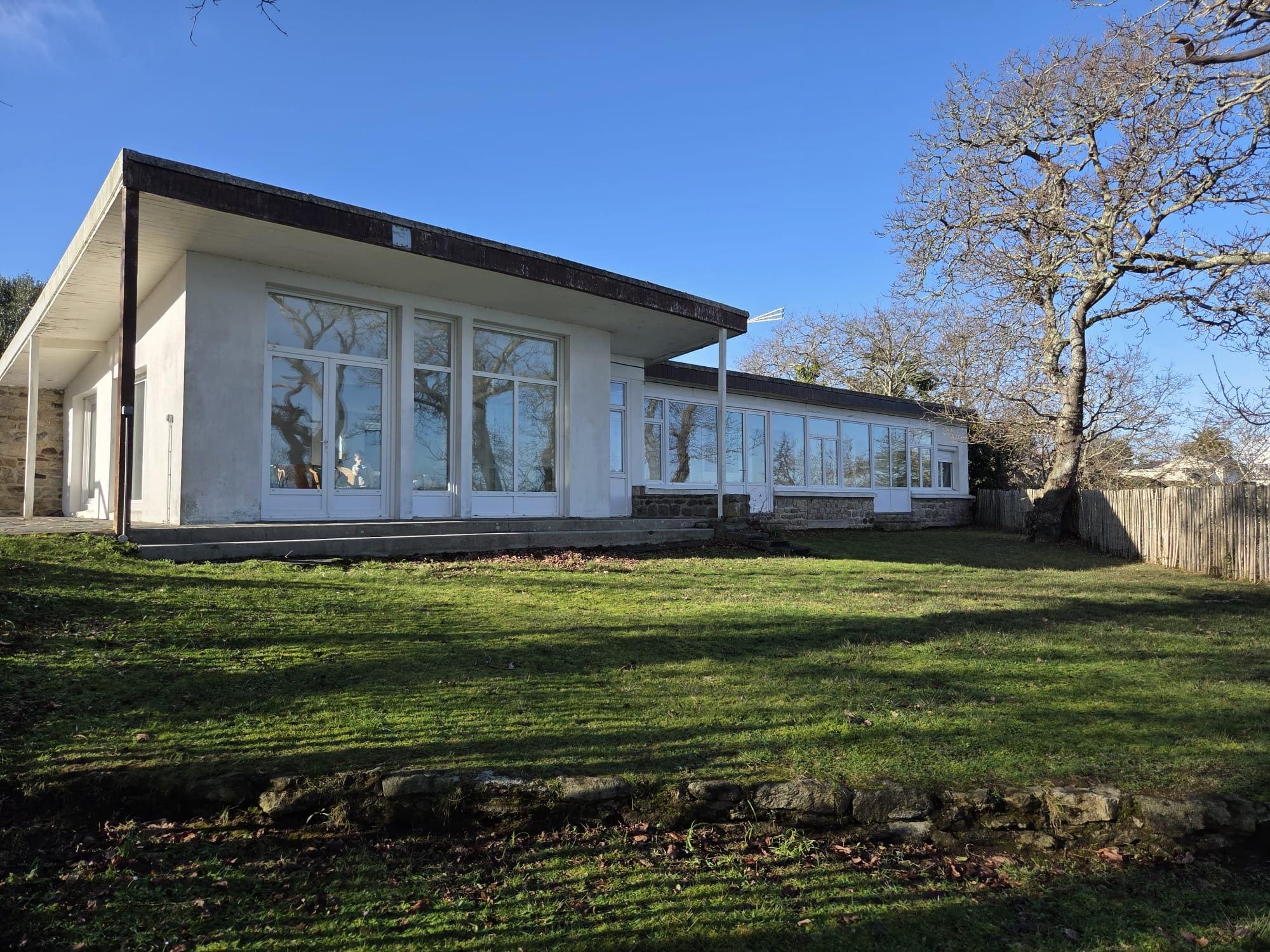 Extérieur côté jardin 
La mer est juste là dans notre dos.