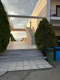 Konaklama blokları arasından görünüm.