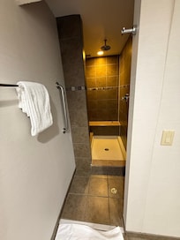It was so clean, for someone like me who often take a shower before bed because I like to be clean, this was amazing!