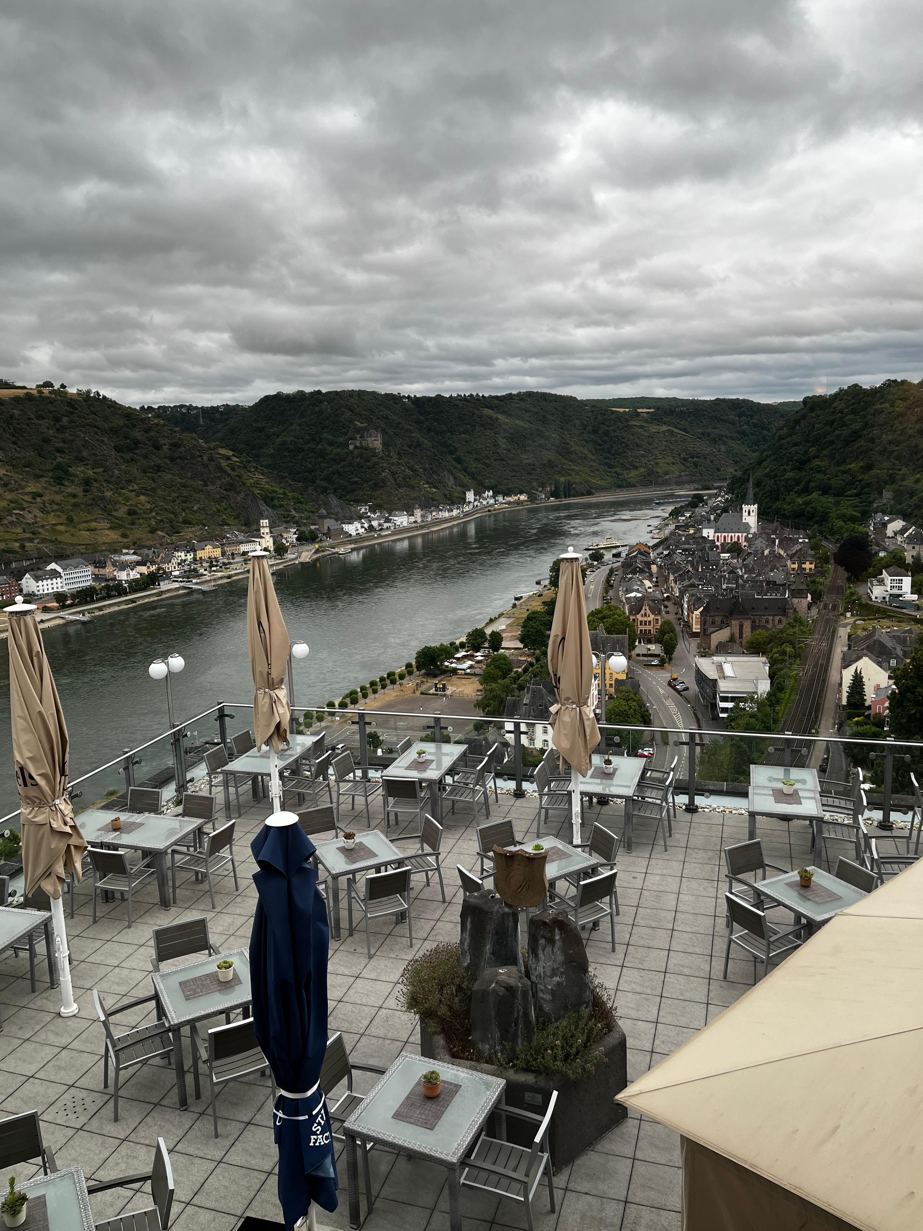 Et eventyrligt hotel, til overkommelig pris. Det er smukt beliggende med udsigt til Rhinen