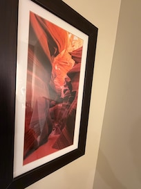 Detalle decorativo en la pared con una impresionante imagen del waterhole, que añade un toque elegante y conecta con la belleza natural del destino.