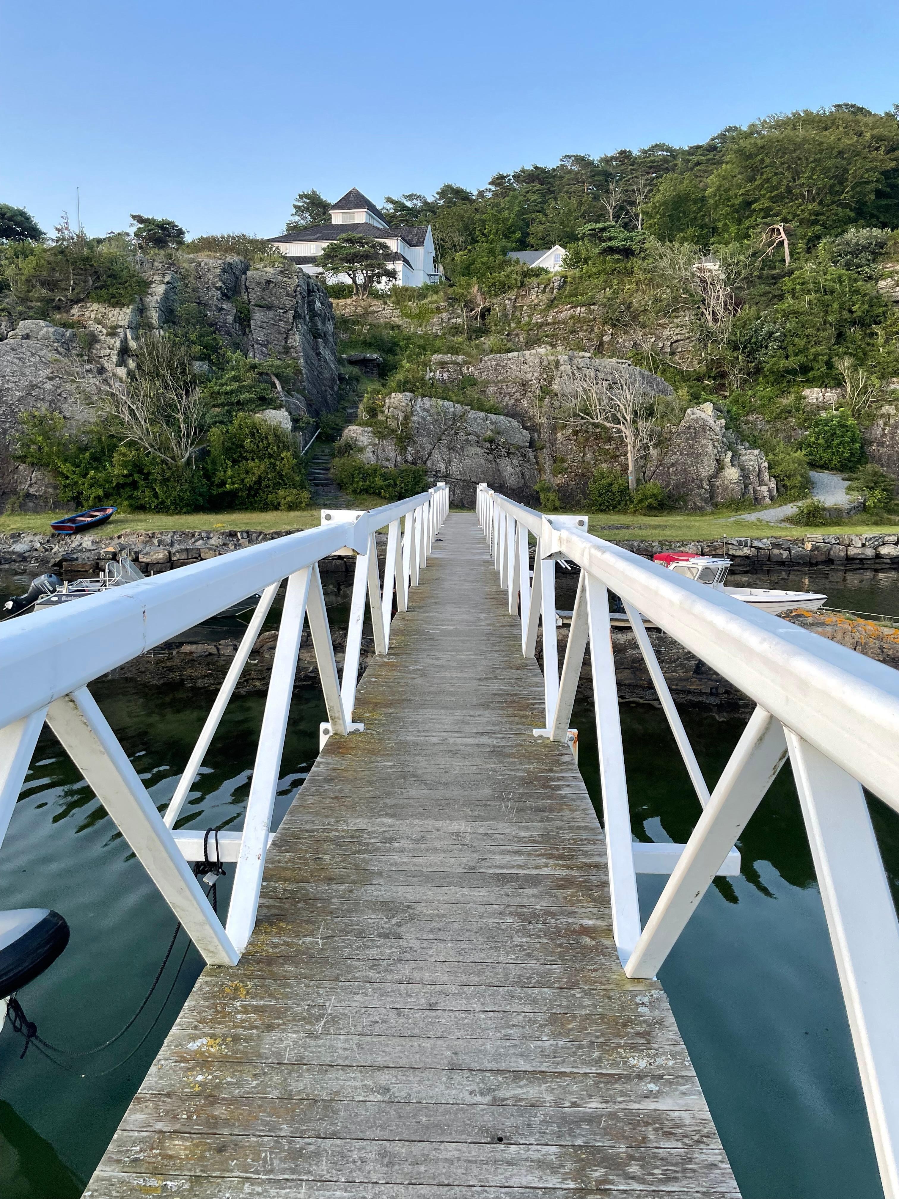 Fra bryggen ser man opp på hotellet.