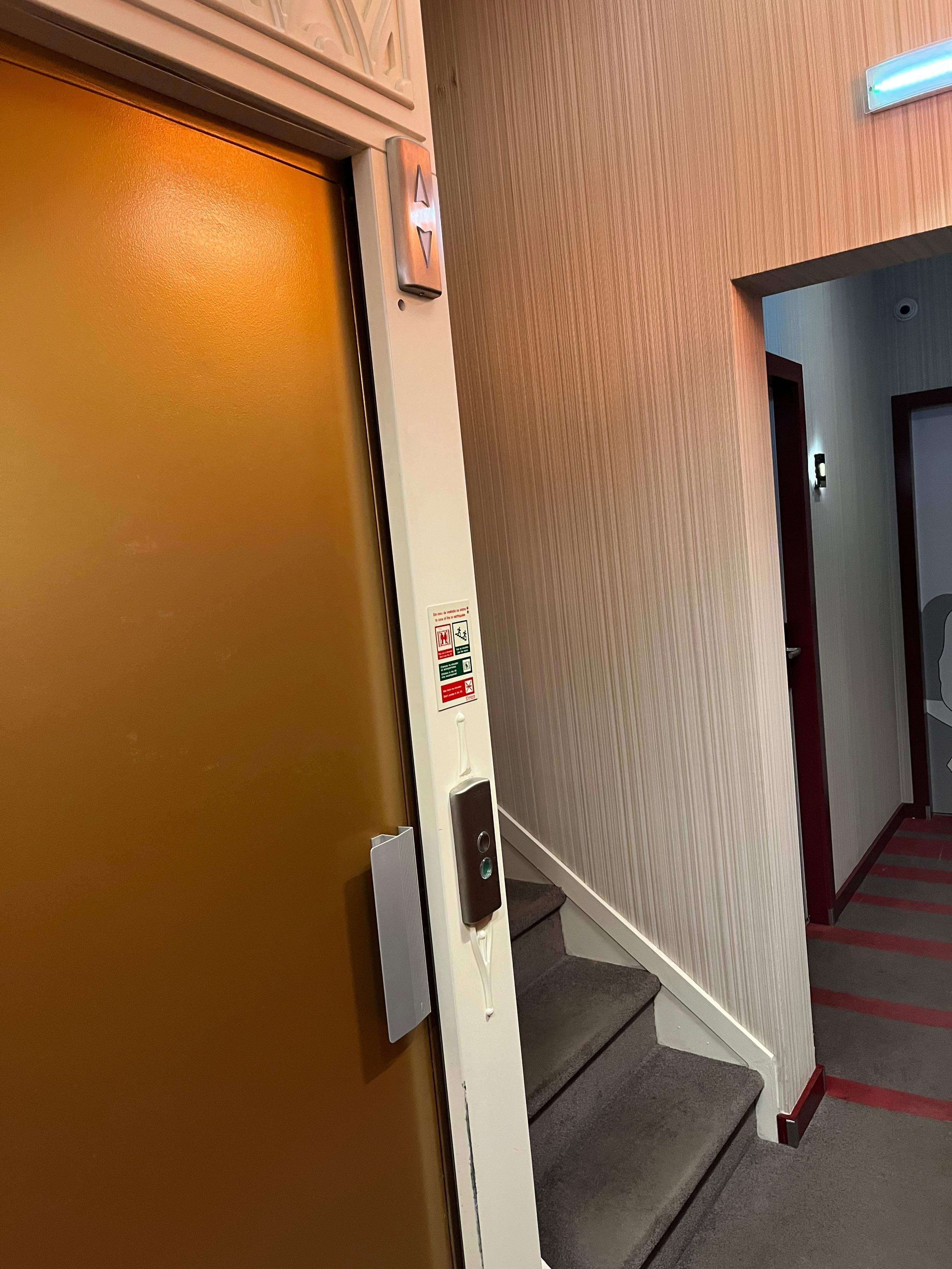 手動扉付きエレベーター