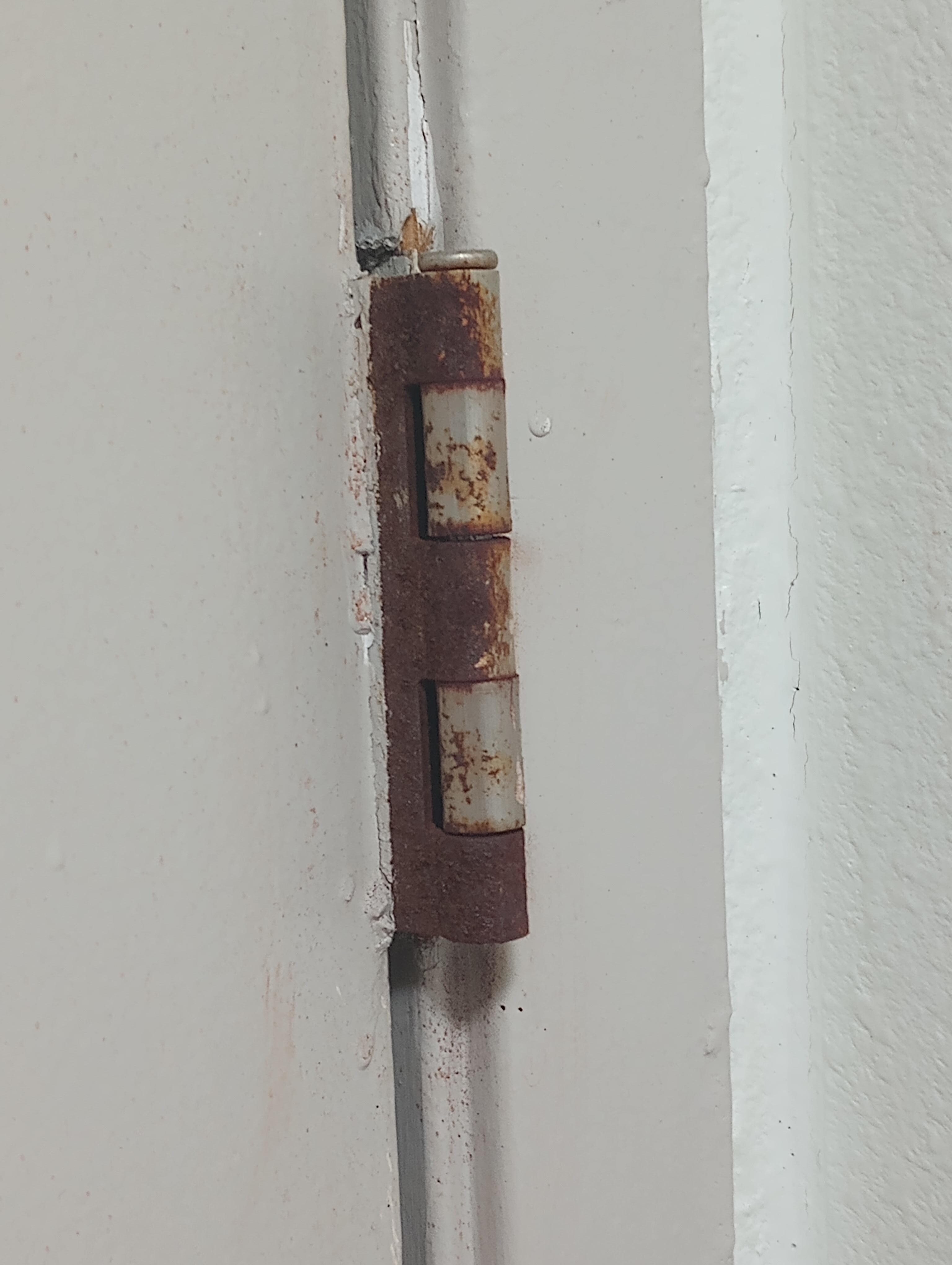 Rusty hinge 
