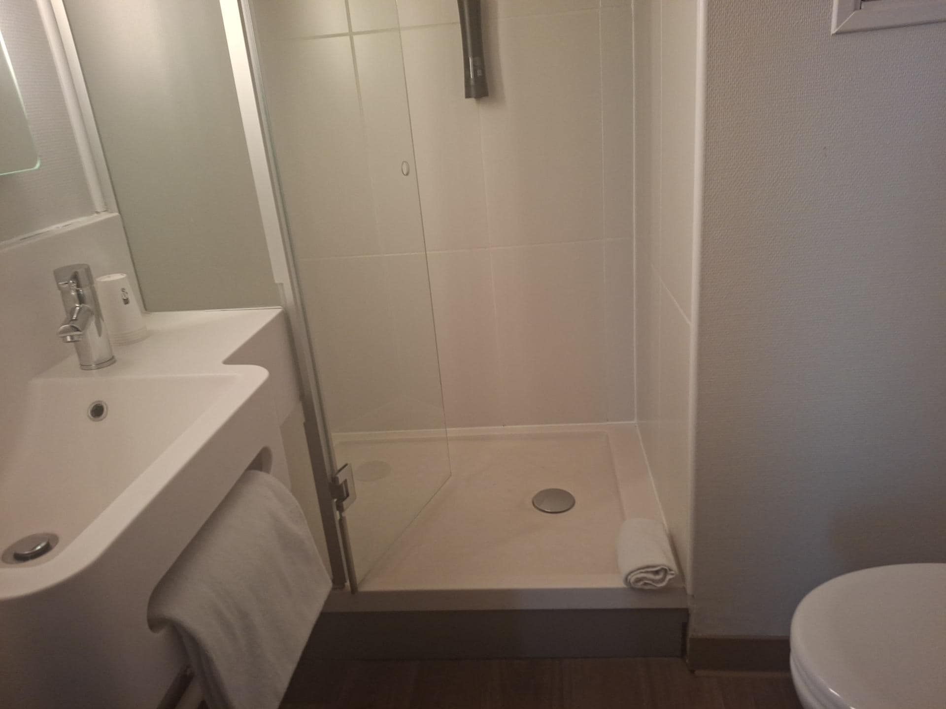 Sdb propre et confortable 