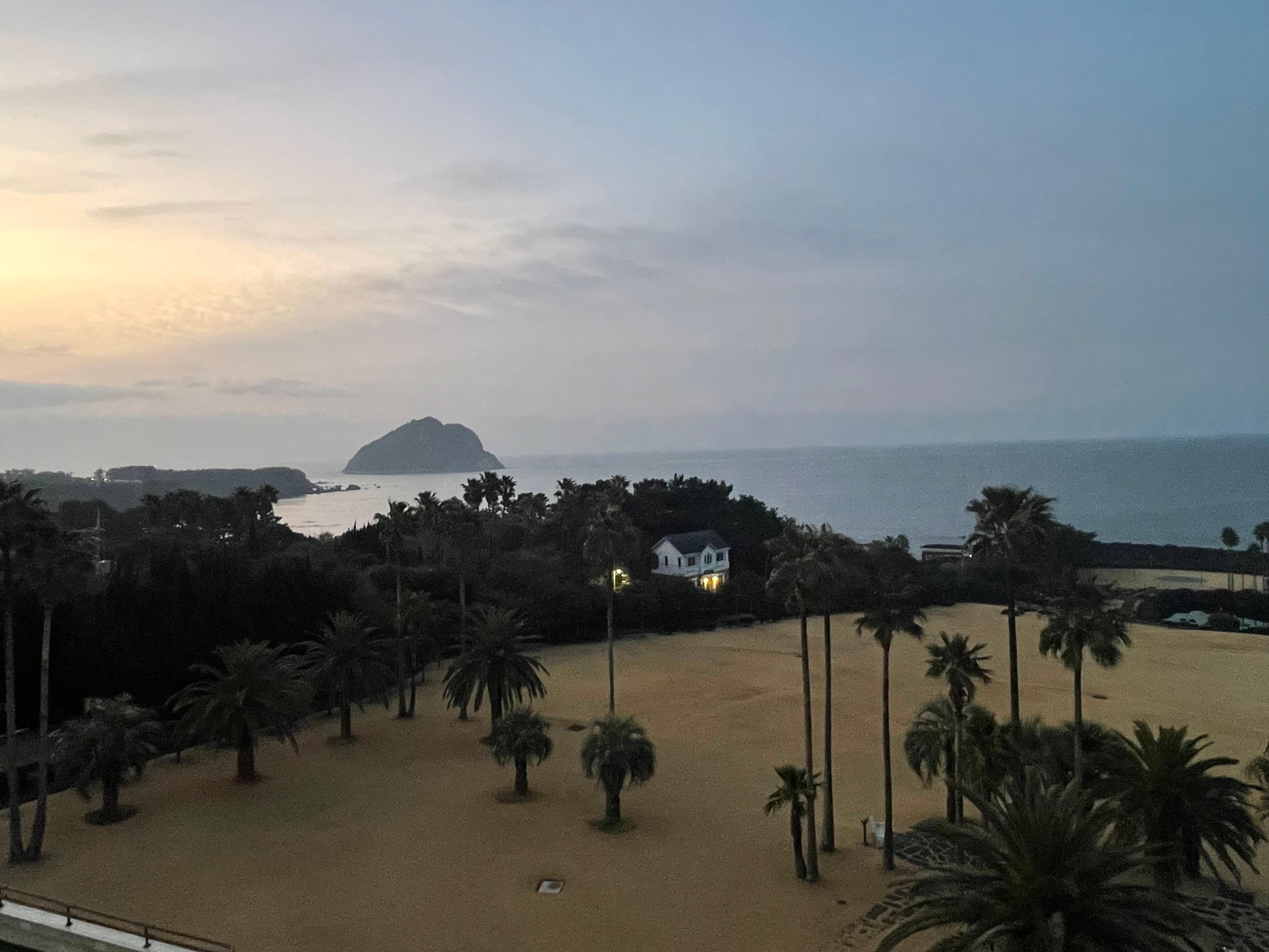 아침일찍 객실에서 바라본 바다입니다. 