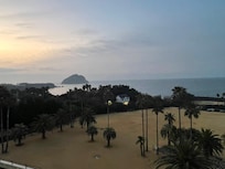 아침일찍 객실에서 바라본 바다입니다.