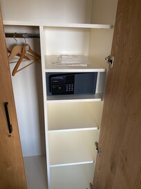 Kleiderschrank mit Safe