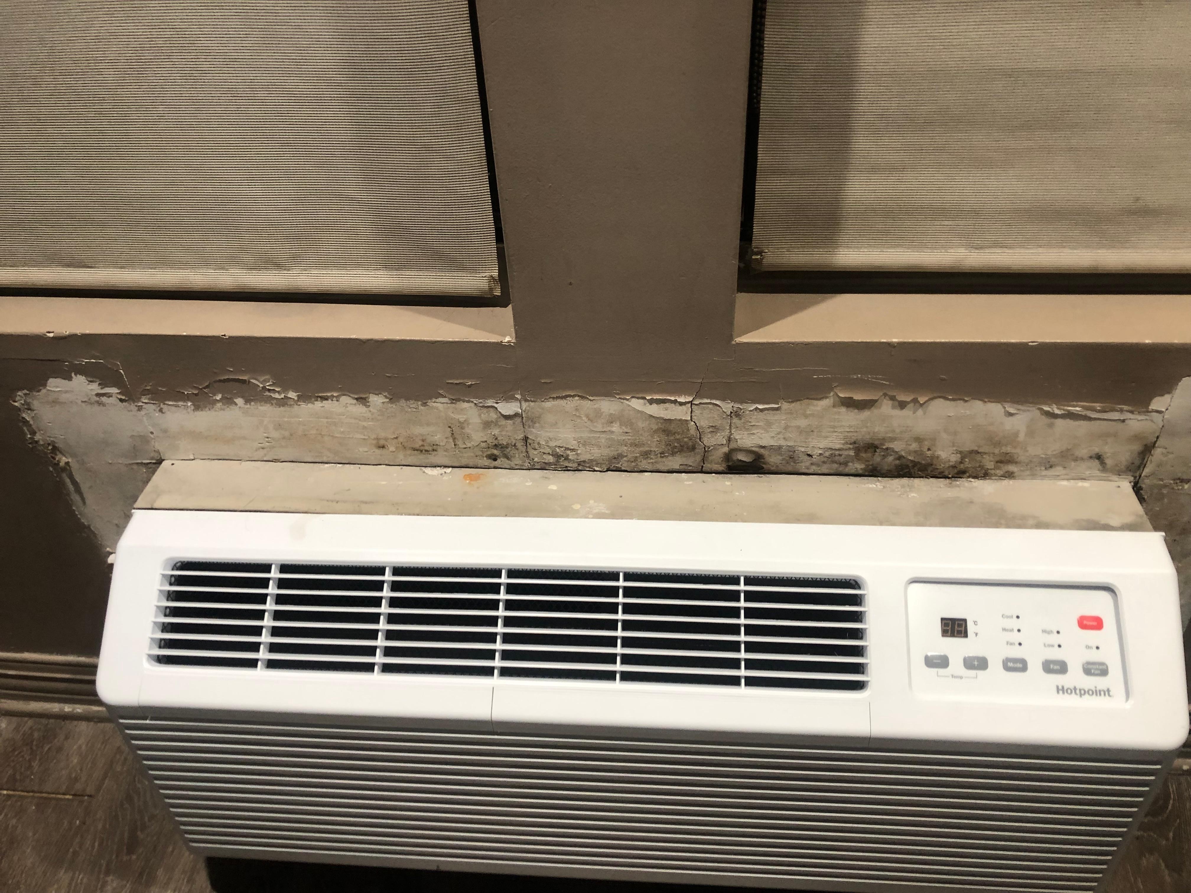 AC Unit in my room. My TV didn’t work in 1st room so they moved me and said they are fully booked so wouldn’t be able to keep moving around. Thank God it was only 2 nites.
**Clearly, I DO NOT RECOMMEND The Gallivant Hotel, Times Square!!