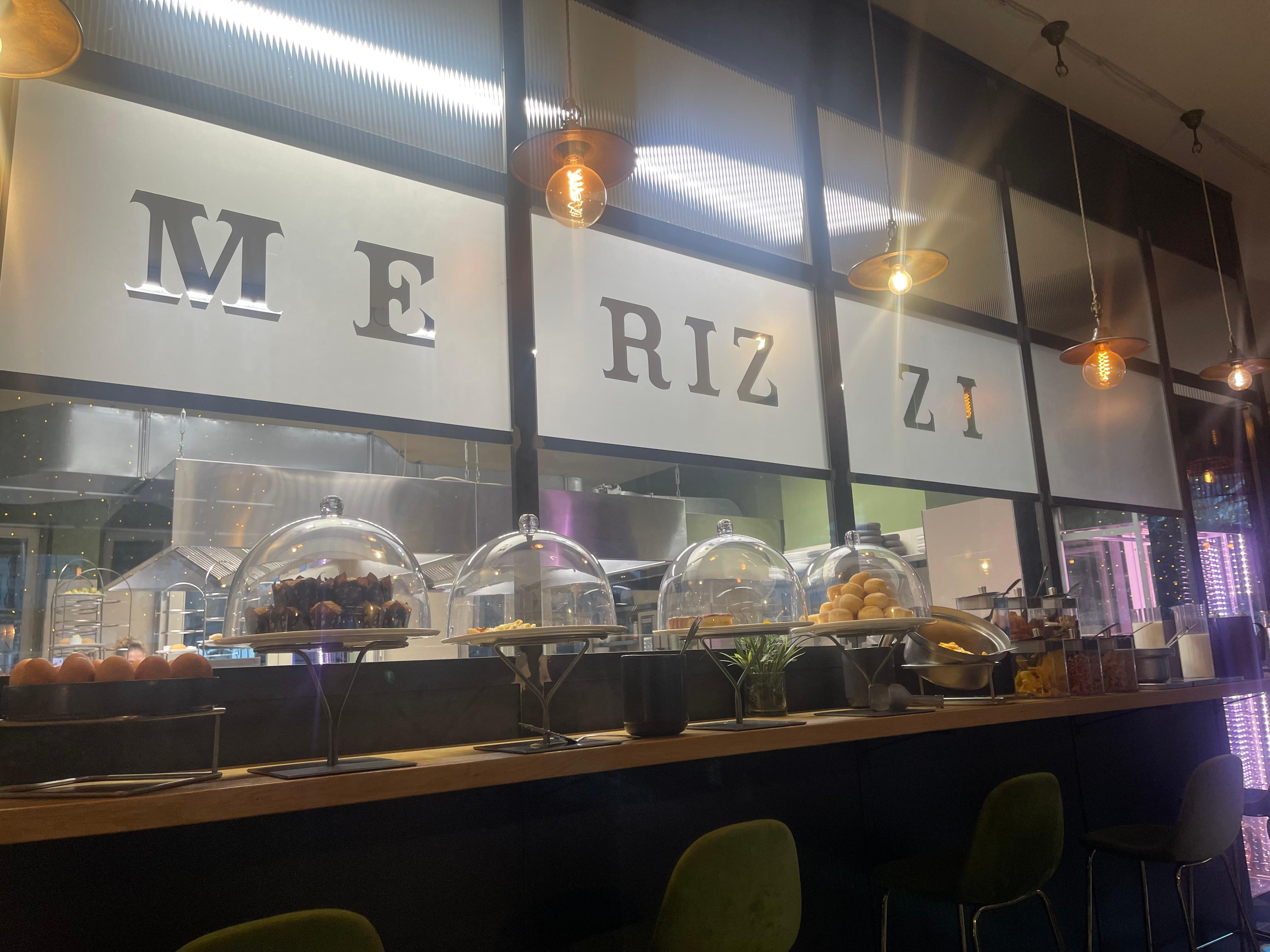 Bild på fönstren till restaurangen i Tirano!