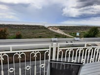 Rækværk på altanen var rustent, vi var ikke trygge ved at gå ud på terrassen.
